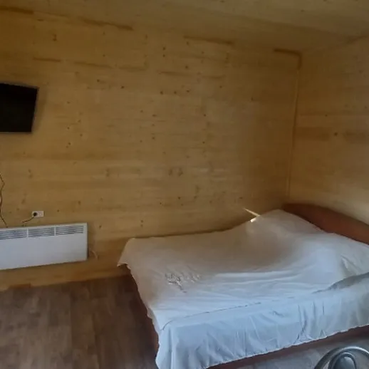 Комфортная квартира с деревянной отделкой и телевизором в современном интерьере