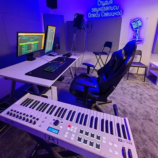 Студия звукозаписи с современным оборудованием и уютным интерьером