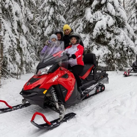 Снежные приключения на снегоходах в зимнем лесу с друзьями