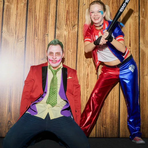 Пара в костюмах Джокера и Харли Квинн на съёмках косплея в помещении