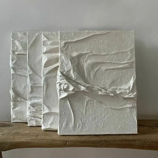 Современное искусство: текстурные картины на деревянном столе в минималистичном интерьере