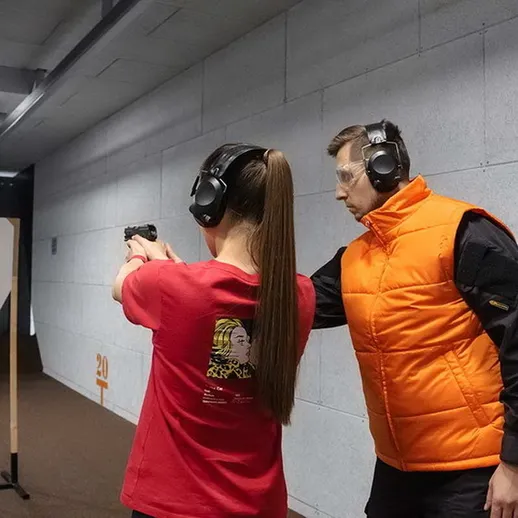 Обучение стрельбе в тире с инструктором в помещении во время занятия по безопасности
