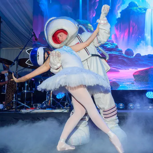 Танец балерины и космонавта на празднике в уникальном костюме