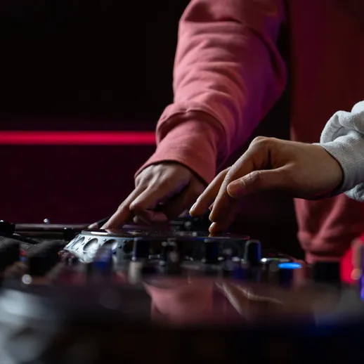 Диджеи управляют пультом на музыкальном вечере в клубе в ночное время