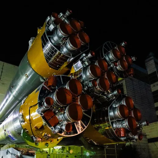 Запуск ракеты в ночное время на космодроме, подготовка к важной миссии по исследованию космоса