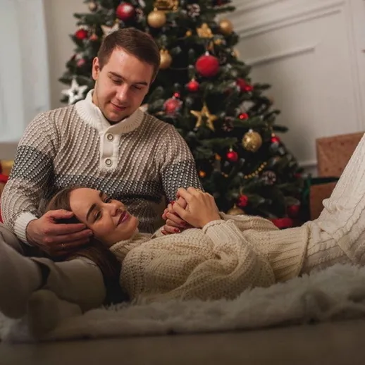 Романтический вечер в уютном доме рядом с рождественской елкой в зимний период