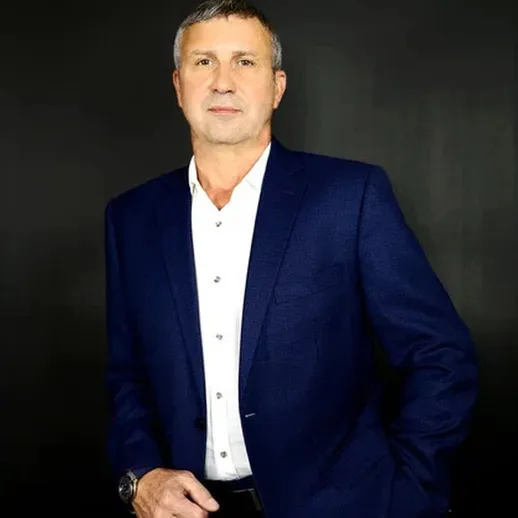 Стриминг для бизнес-ассистентов: профессионал в синим костюме на черном фоне