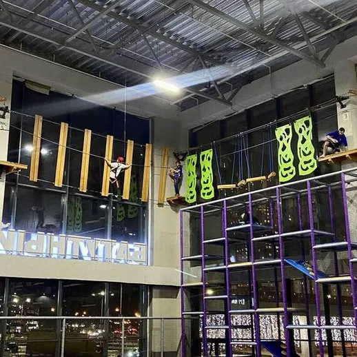 Тренировка по скалолазанию в крытом центре для активного отдыха в вечернее время