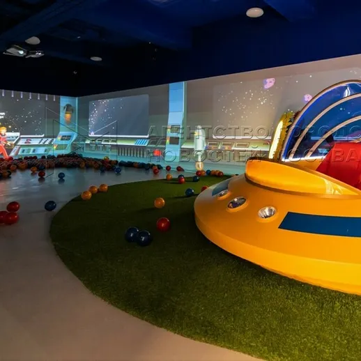 Яркая игровая комната с космическим дизайном и интерактивными элементами для детей в развлекательном центре