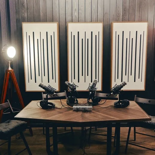 Просторная студия для записи подкастов с микрофонами и обсуждениями в уютной атмосфере