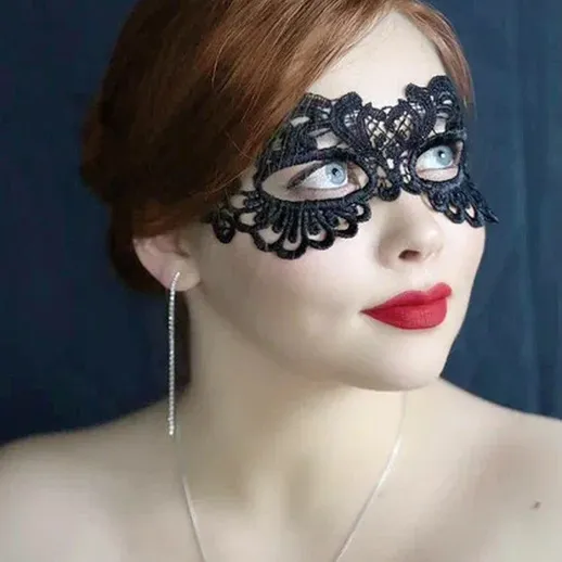 Женщина с черной кружевной маской и яркой помадой в день карнавала в уютной комнате