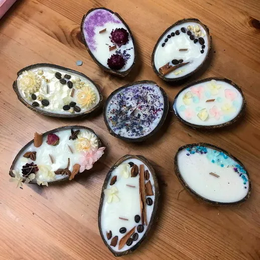 Красивая композиция из ароматических свечей, сделанных вручную, на деревянном столе