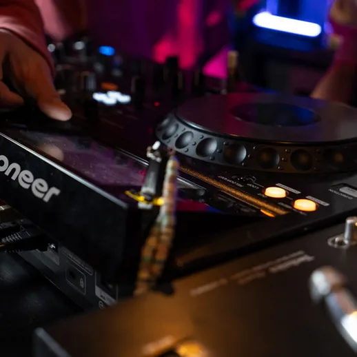 Мастерство диджея за пультом на вечеринке в клубе, внимание к каждой детали в процессе создания музыки