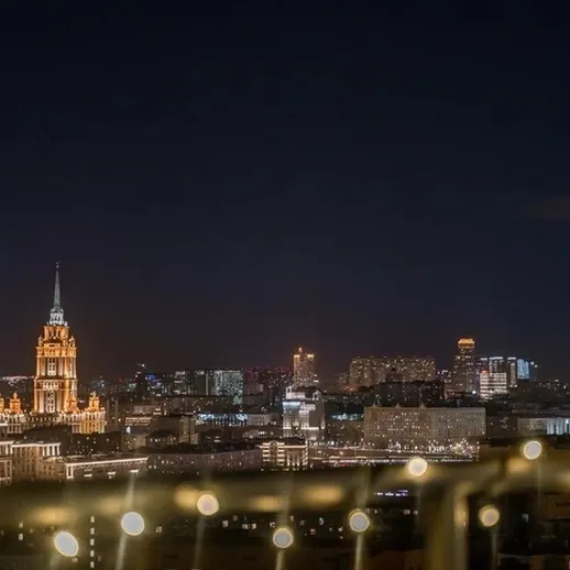 Ночной вид на Москву с освещёнными зданиями и яркими огнями на фоне темного неба