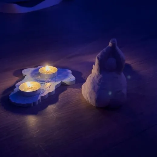 Уютная атмосфера свечей и фигурки во время вечеринки