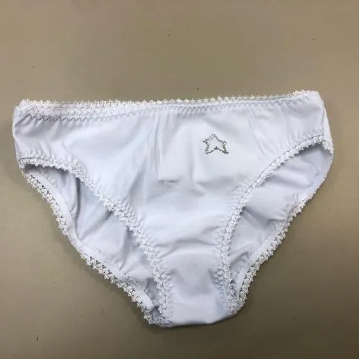 Белые трусики для девочки на фоне светлого стола