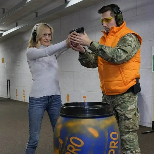 Обучение стрельбе с холодным оружием на стрелковом полигоне в России в солнечный день