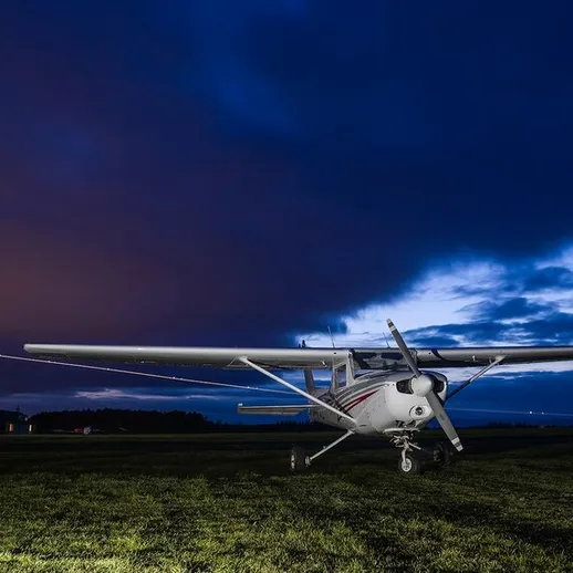 Летательный аппарат на земле в аэропорту на фоне вечернего неба