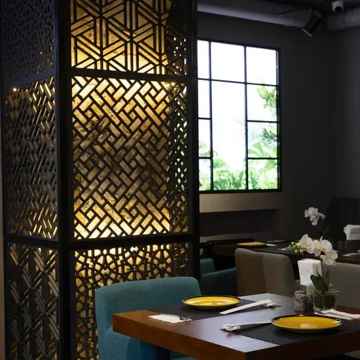 Уютный интерьер ресторана с декоративными перегородками и стильным освещением в уютной атмосфере