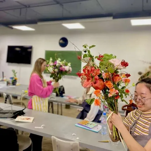 Цветочный мастер-класс в группе, где участники создают букеты