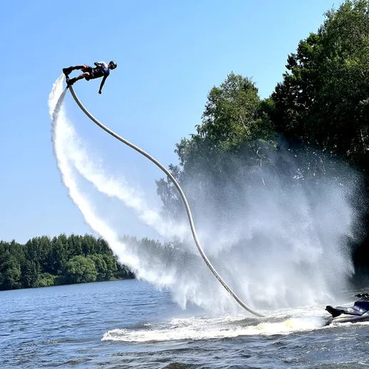 Летание на водном реактивном ранце над озером в солнечный день