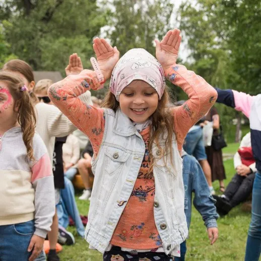 Дети участвуют в веселых играх на улице в парке в ясный день