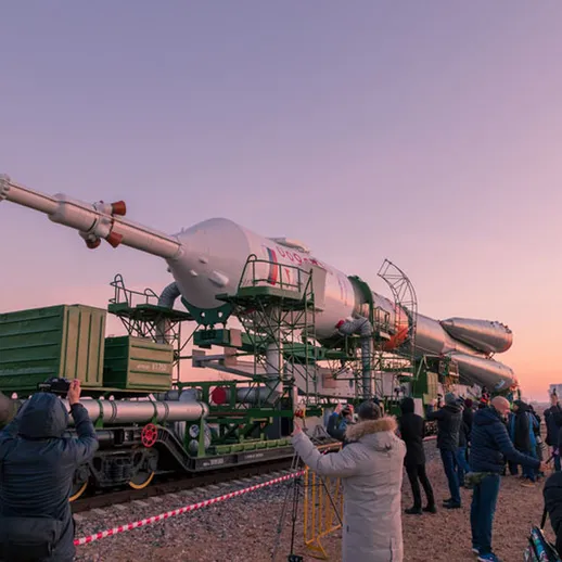 Космический ракетный старт на площадке космодрома при заходе солнца в России