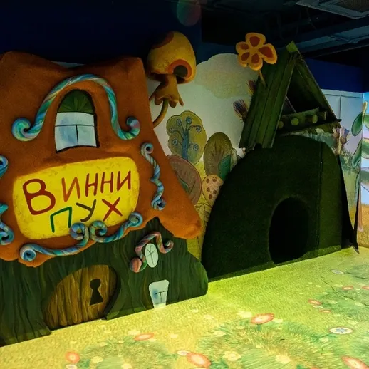 Игровая зона с домиком Винни-Пуха в детском развлекательном центре
