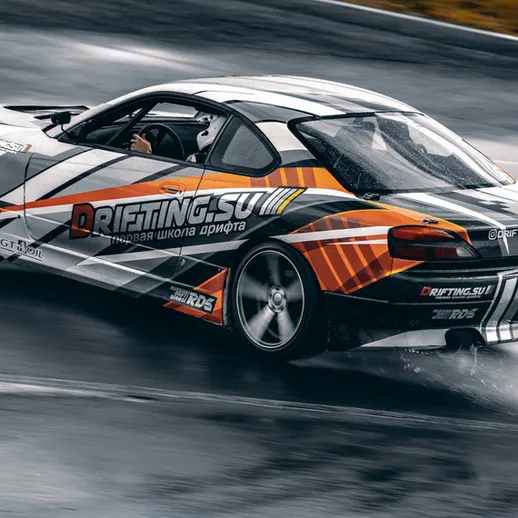 Дрифт-пробежка на мокрой трассе в дождливую погоду