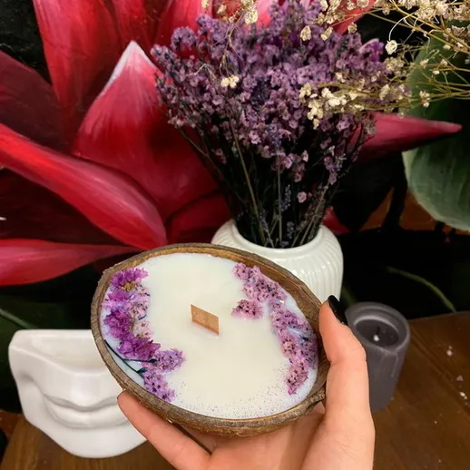 Ручная работа: ароматная свеча с лавандой на фоне цветочной композиции в интерьере
