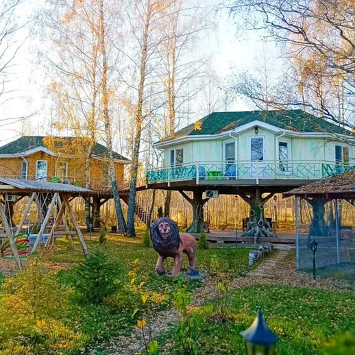 Уютные домики на платформе в осеннем лесу, окруженные зеленью и декорациями