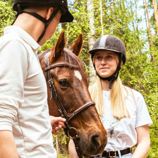 Молодая пара на прогулке в лесу с лошадью в летний день Молодая пара на прогулке в лесу с лошадью в летний день