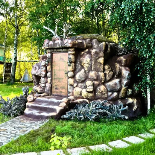Уникальный домик в лесу, окружённый зеленью, с каменной отделкой и натуральным дизайном, расположенный в живописной местности