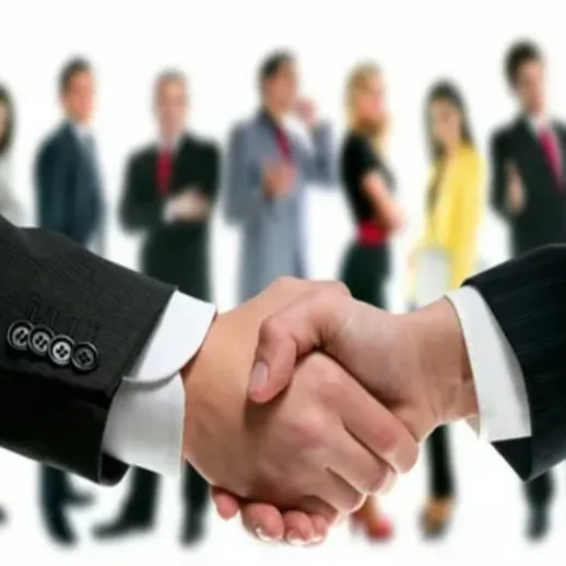 Успешная деловая встреча в офисе с людьми, представляющими разные сферы бизнеса