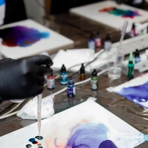 Создание абстрактного искусства с помощью красок на занятии по живописи