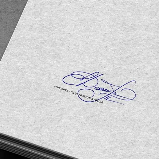 Блокнот с элегантным логотипом художника на серой обложке, созданный для творческих заметок и иллюстраций