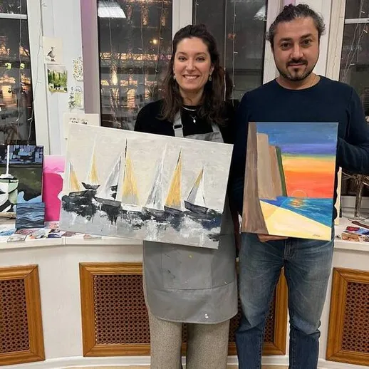 Участники мастер-класса по живописи демонстрируют свои картины в художественной студии