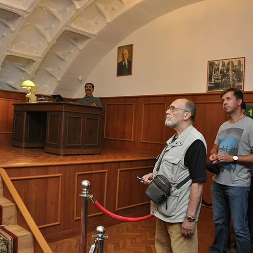 Посетители музея осматривают экспозицию в зале, оформленном в классическом стиле, предпочтительно в Москве