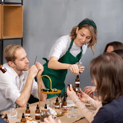 Мастер-класс по созданию ароматов проходит в уютном месте