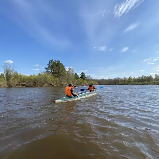 Каякеры на реке в солнечный день с ясным небом