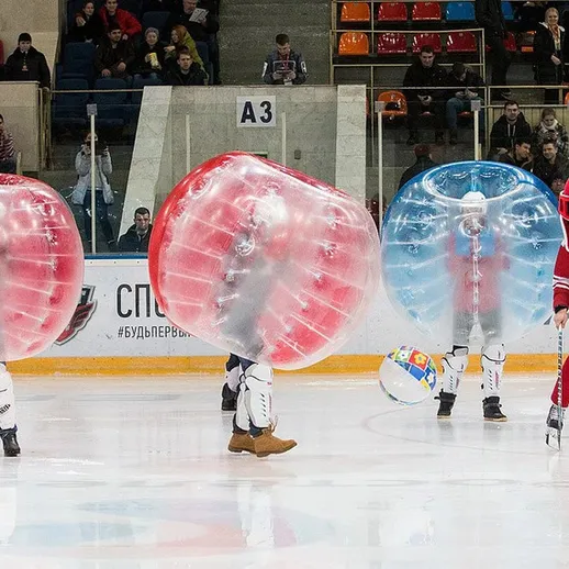 Игроки в бамперных шарах на хоккейном матче в Спартак, Москва, во время разминки