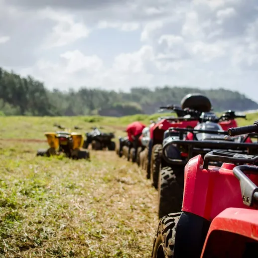 Парк квадроциклов в живописной местности на природе, готовых к приключениям в солнечное время дня
