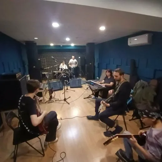 Репетиций музыкальной группы в студии записи в вечернее время