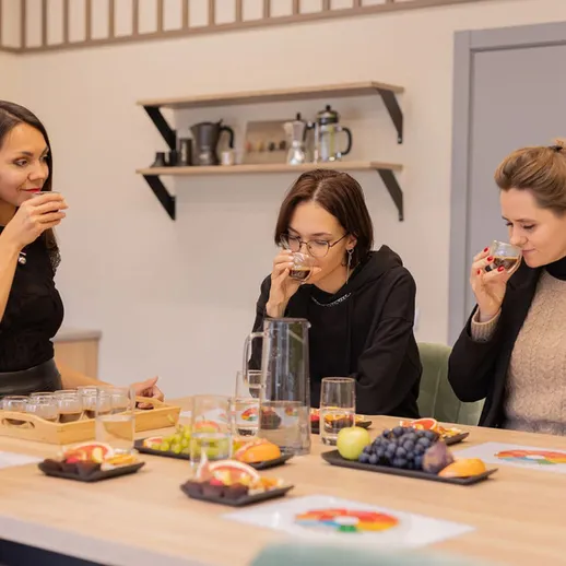 Уютная встреча в кафе с десертами и дегустацией чая в осенний вечер