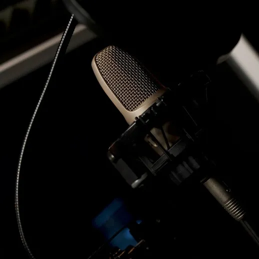 Микрофон, установленные в студии звукозаписи, готовится к записиголоса