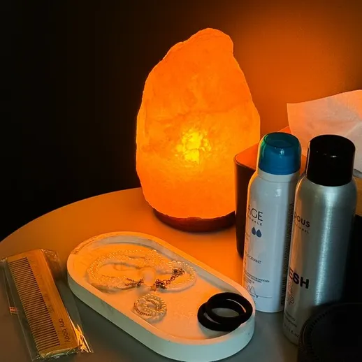 Уютная атмосфера с гелевым светильником и косметическими принадлежностями на столе