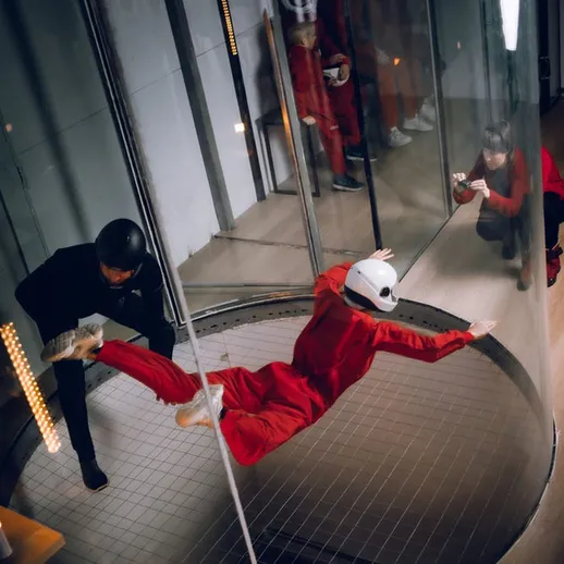 Полет в аэродинамической трубе в закрытом помещении во время тренировки по парашютному спорту