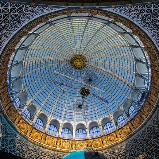 Удивительный купол крыши культурного центра в солнечный день с ярким освещением и архитектурными деталями