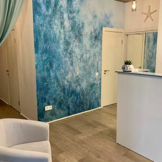 Современный интерьер с синими стенами и светлой мебелью в уютном помещении для отдыха