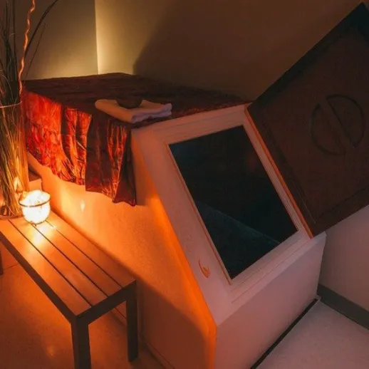 Комната для флоатинга с расслабляющей атмосферой и мягким освещением